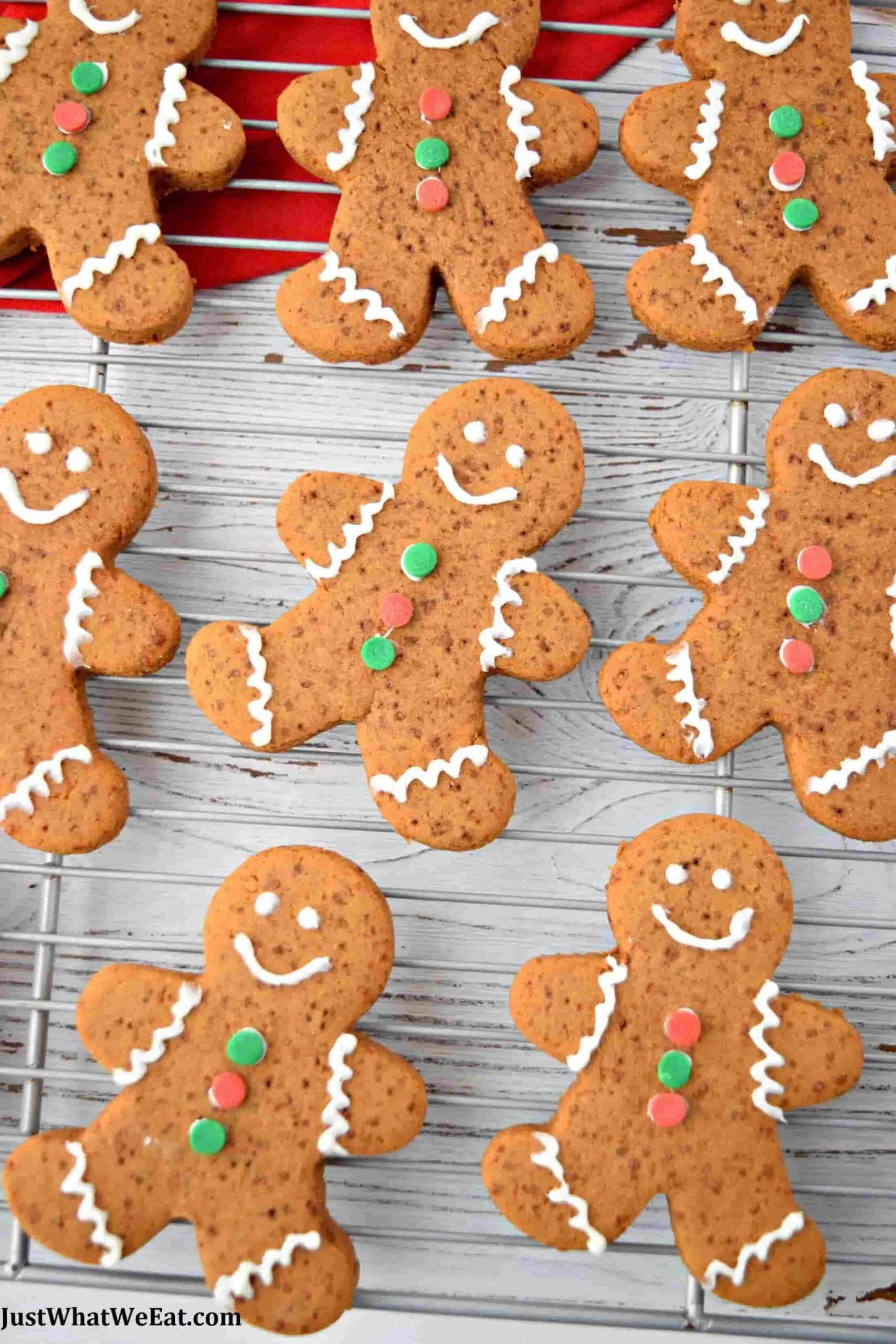 A baking rack with gingerbread men cookies on it.