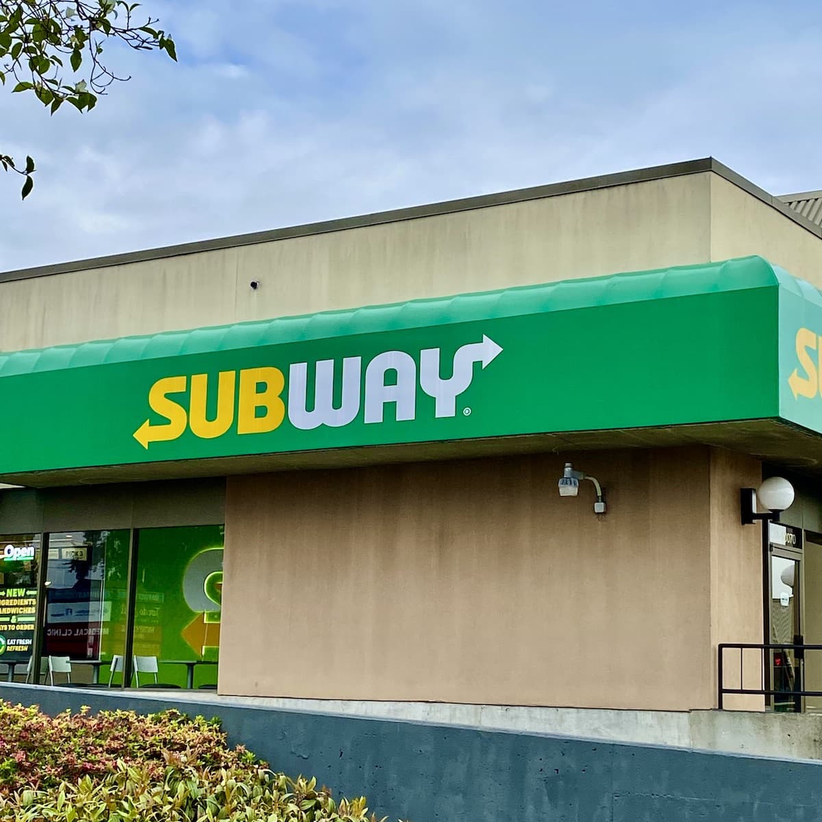 A Subway restaurant building.